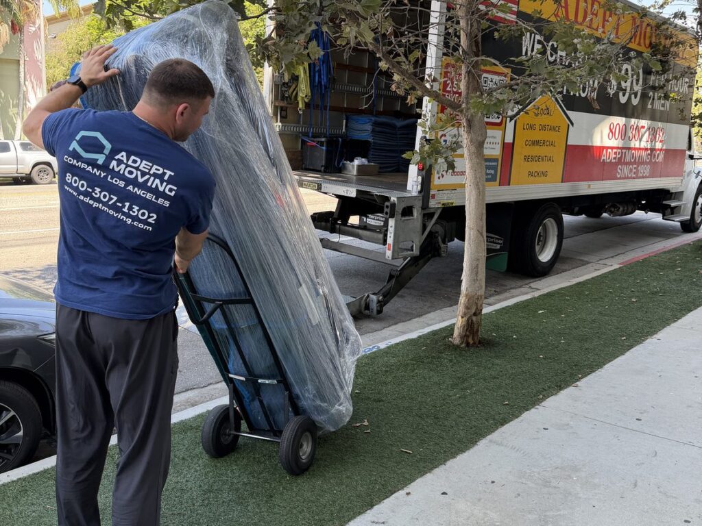 A Valley Village Four-Story Apartment Complex Move to Vantage Avenue